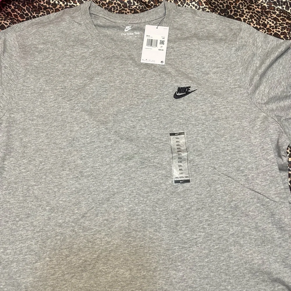 Nike Men's Heather Gray Short Sleeve Tee - Picture 12 of 12